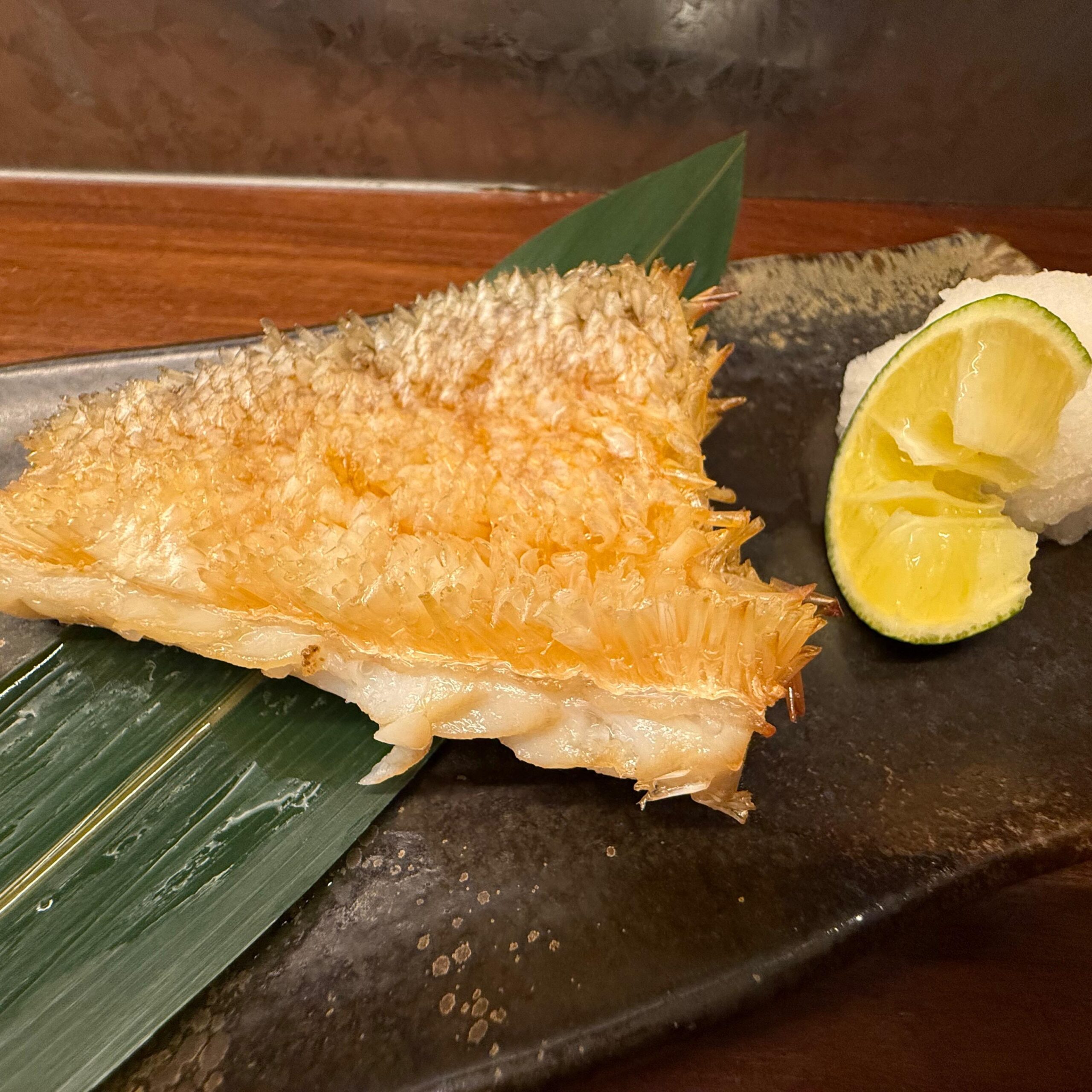 本日はとても良い甘鯛が入りました！松笠揚げで調理していきます！酢橘サワーも始まりましたの暑くなってきたこの日に一杯どうで…
