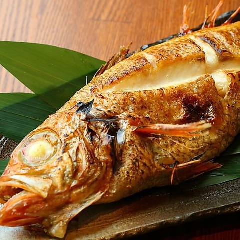 築地で楽しむ!炭火原始焼きと海鮮の贅沢な体験