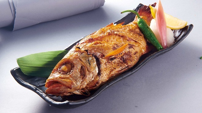 八丁堀で宴会を彩る!特大のどぐろの原始焼きと多彩な魚料理を満喫